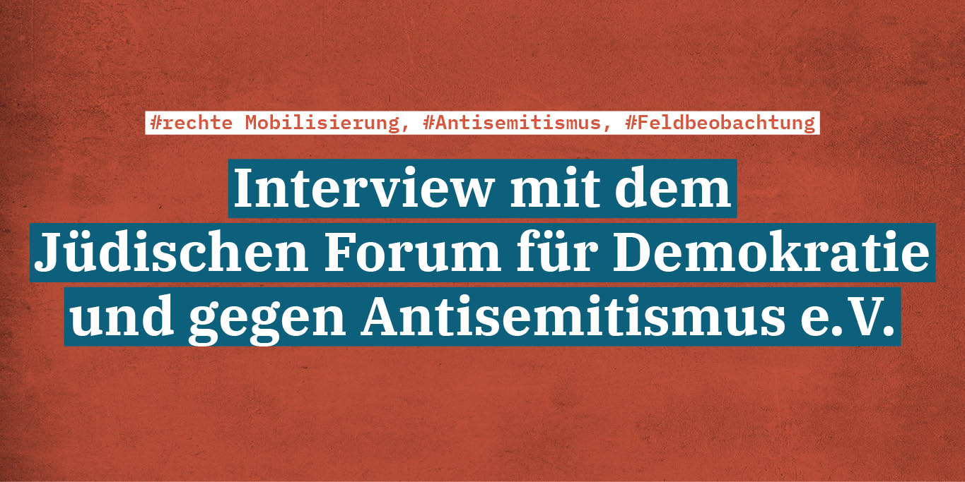 Es ist ein Bild zu sehen mit Schrift vor rotem Hintergrund. Dort steht: #rechte Mobilisierung, #Antisemitismus, #Feldbeobachtung Interview mit dem Jüdischen Forum für Demokratie und gegen Antisemitismus e.V.